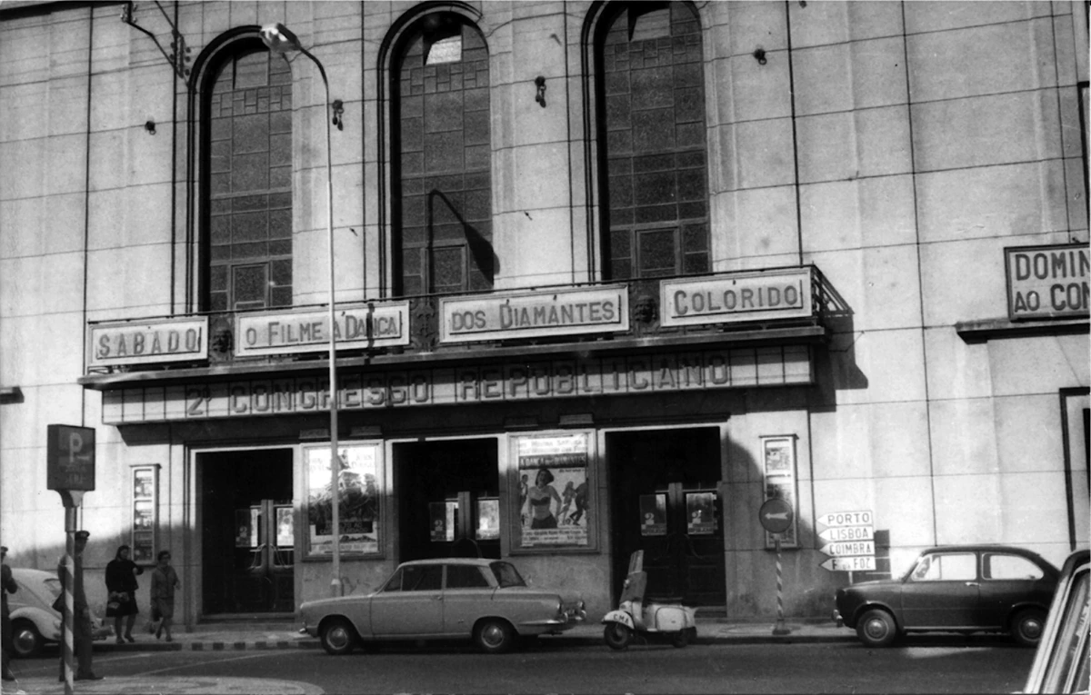 fotografia a preto e branco da fachada do Teatro Aveirense