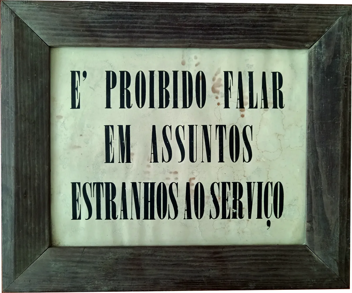 quadro com texto tipográfico a preto, com moldura em madeira